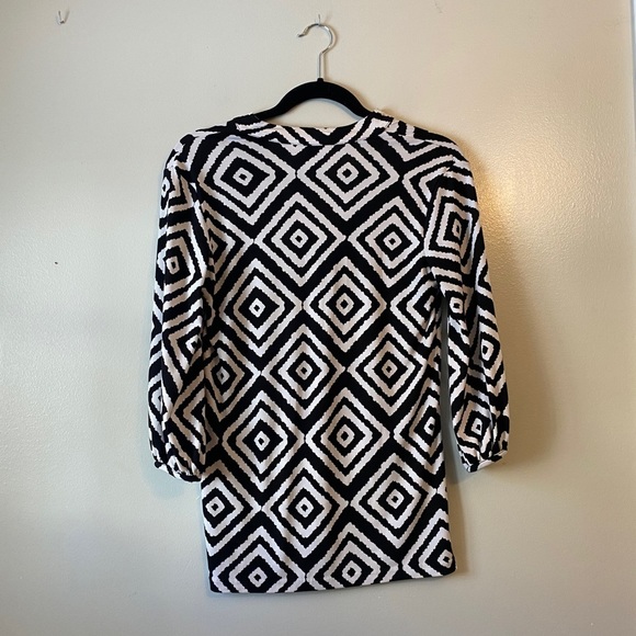 Banana republic black and white geometric blouse - Picture 7 of 7